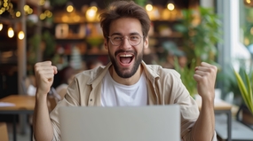 激动高兴的办公男士摄影图片